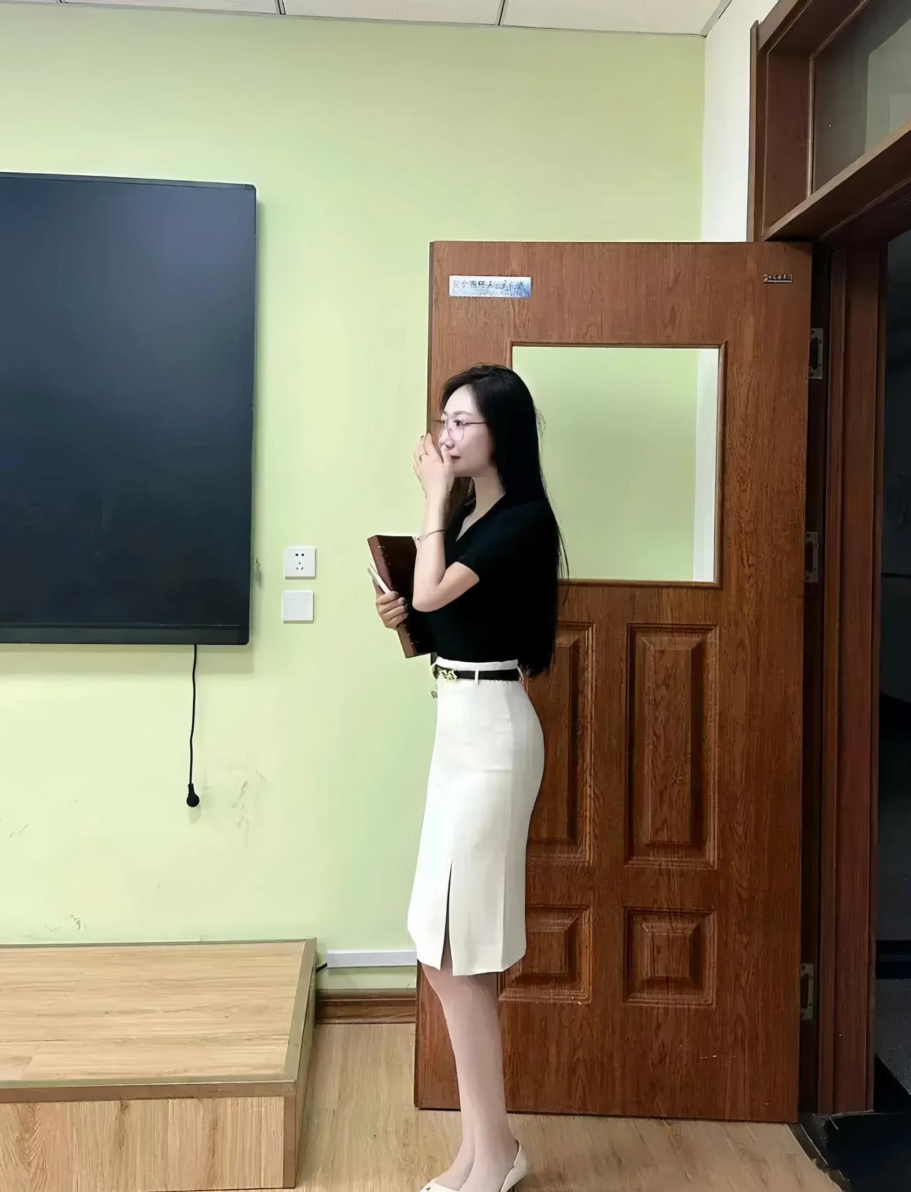 这是高薪应聘过来的英语老师，课文教的好不说，人还那么漂亮。