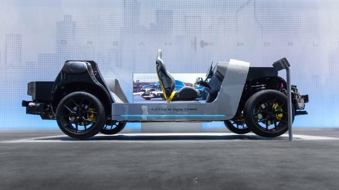 吉利汽车集团首次打造了独立的科技生态展台，发布了中国首台原生开发「Robotax