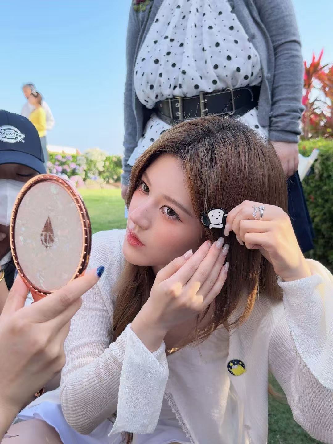 赵露思头发上好多发卡赵露思萌萌的笑 可工作室分享赵露思最新live照，就这么萌萌