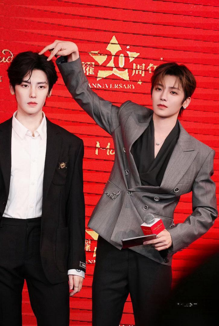 侯明昊蜡像揭幕，说实话看了很多明星的蜡像，这个真的算是特别漂亮的。 