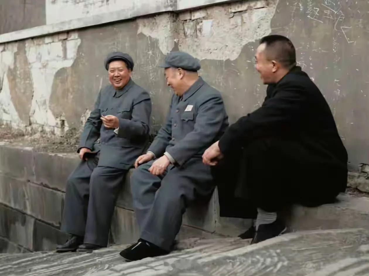 十分罕见的一张照片！
1953年，毛主席、陈毅、谭震林三个亲密的战友在南京中山陵