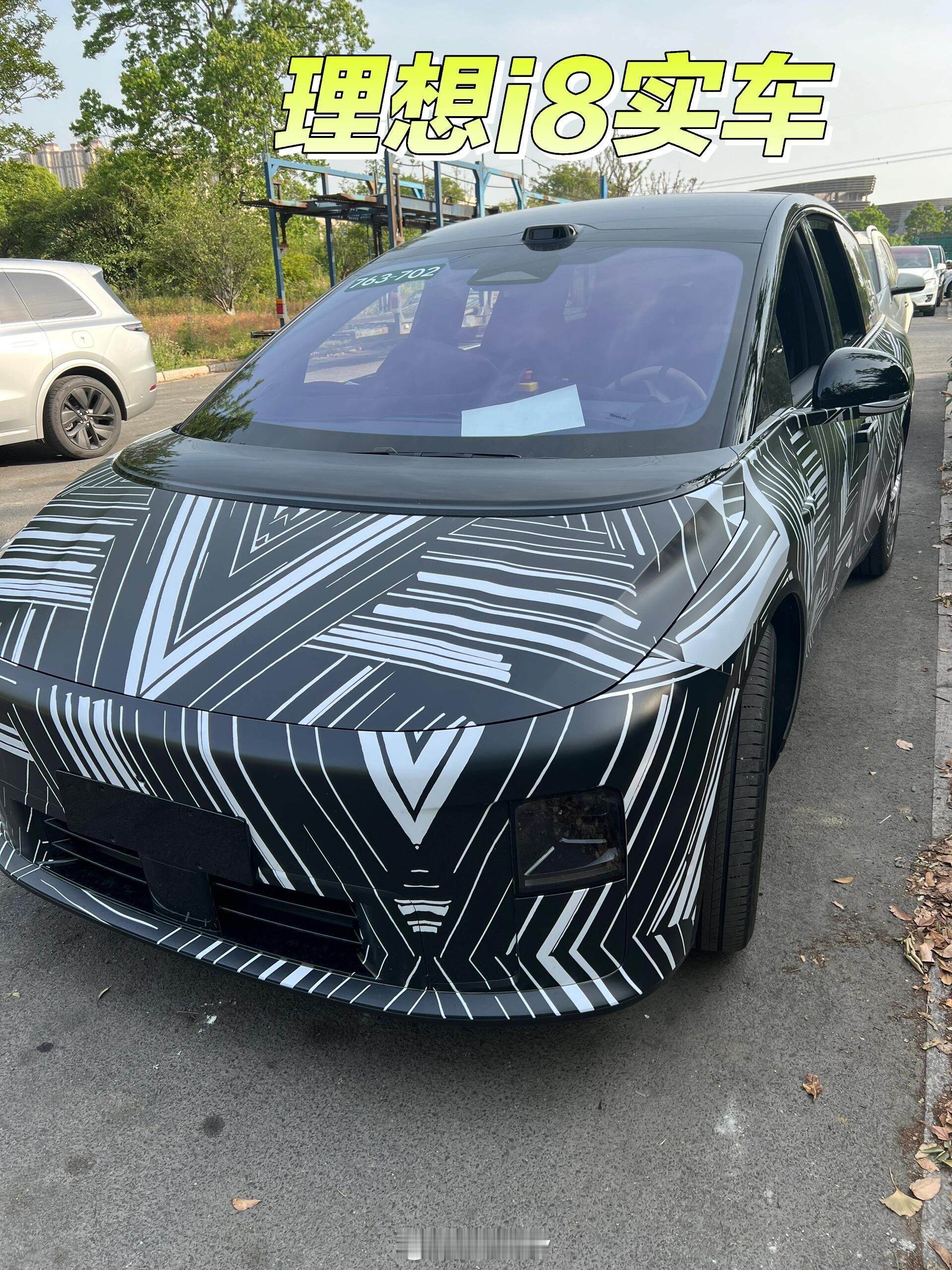 群里看到一组理想i8伪装测试车照片，车屁股看确实更像是SUV，测试车的内饰不用在