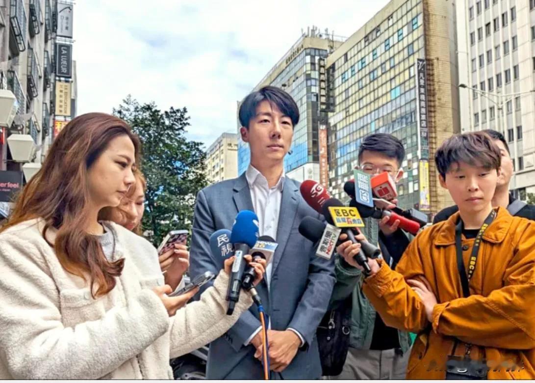 针对民众党主席柯文哲指控称，民进党提名游锡堃竞选“立法院长”连任却袖手旁观，摆明