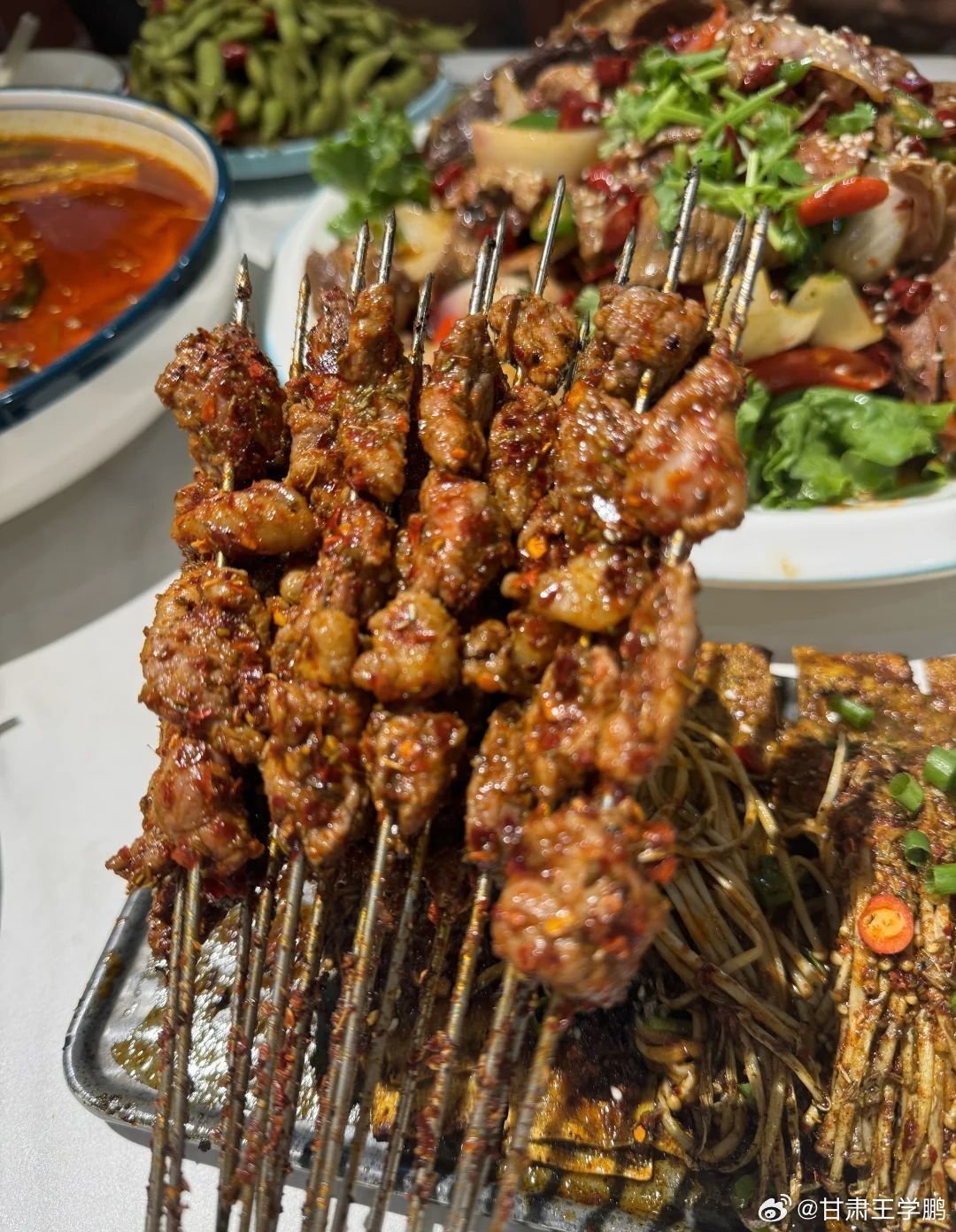 嘉峪关烤羊肉香飘戈壁丝路屹立戈壁的嘉峪关，是万里长城西起点，也是古丝绸之路上烟火