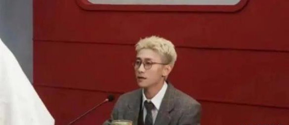 张一山饰演的科学家形象引人质疑，现实中哪位科研工作者会染成黄发呢？ 