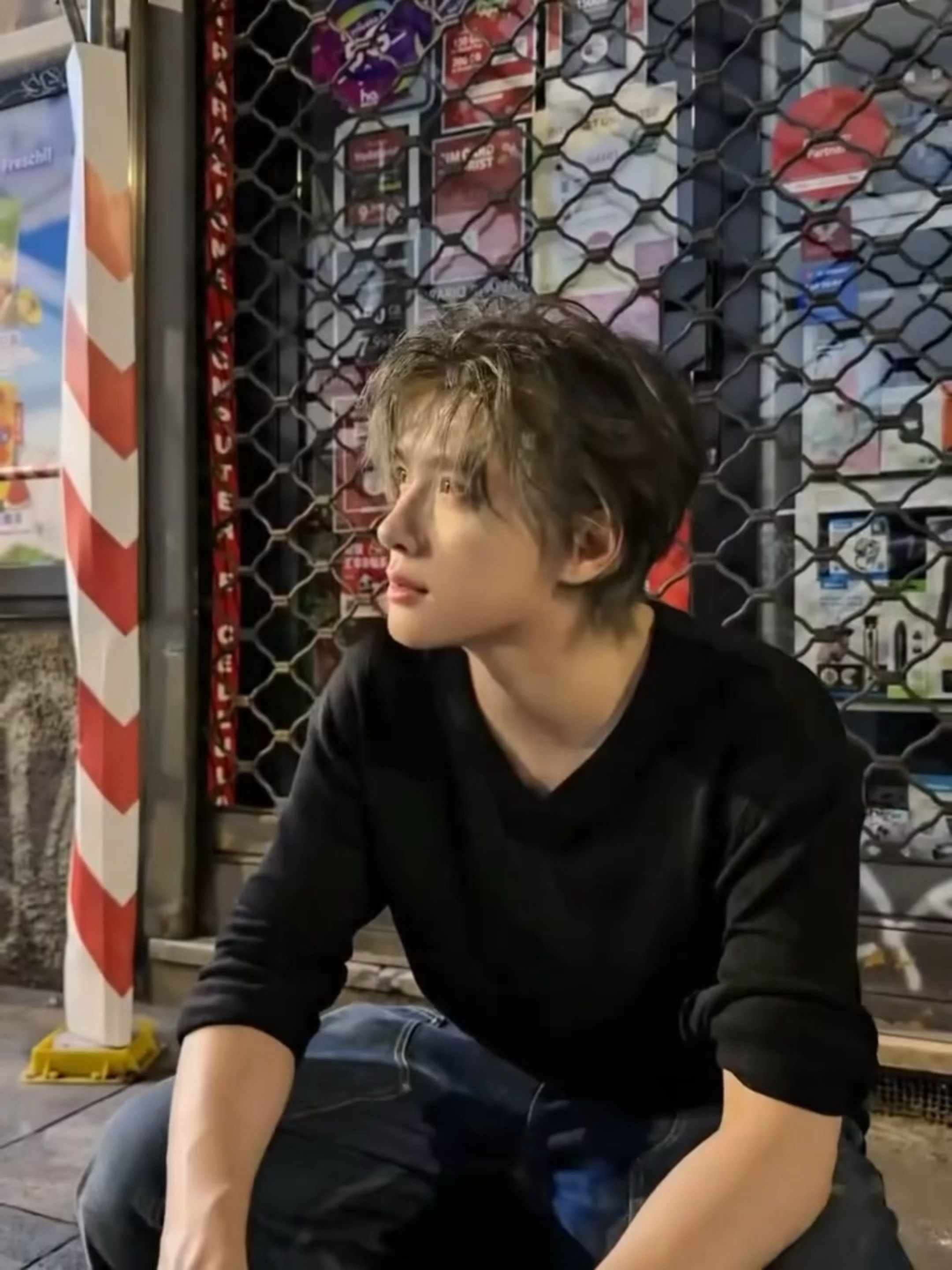 elk_zhan Black or blond hair?ins还多一张不一样的