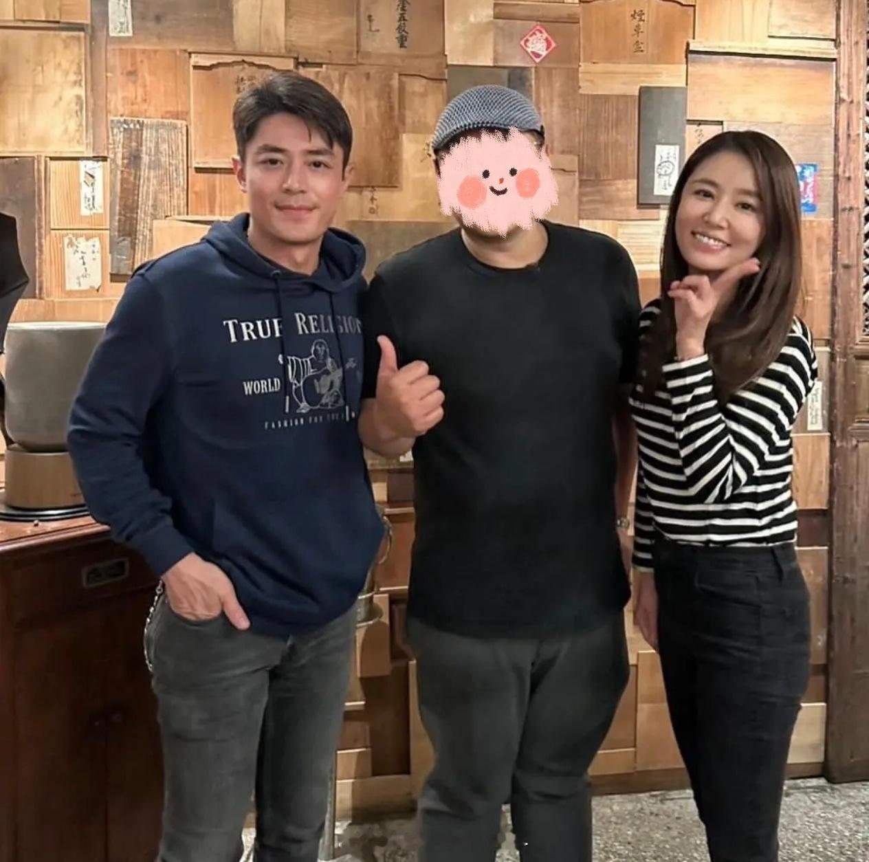 霍建华林心如餐厅吃饭被偶遇霍建华林心如与网友合照 两口子的状态真好啊！ 