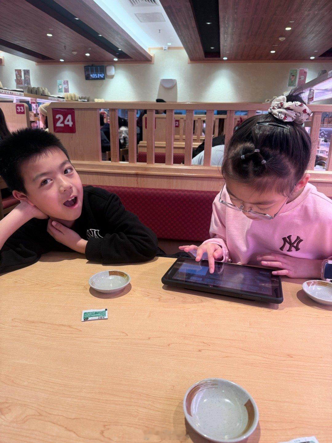 一拖二 感觉轻松许多呀全都听我的命令 一切服从安排 广州·寿司郎(美林M·LIV