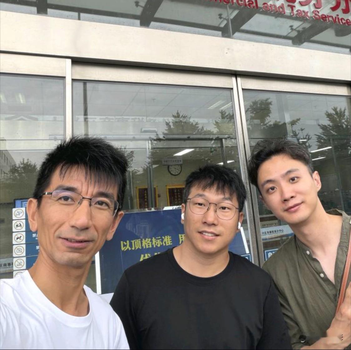 孙东旭、石明、郭天权合体了。三个人共同成立了“美丽明天”。头像是简简单单的三个人