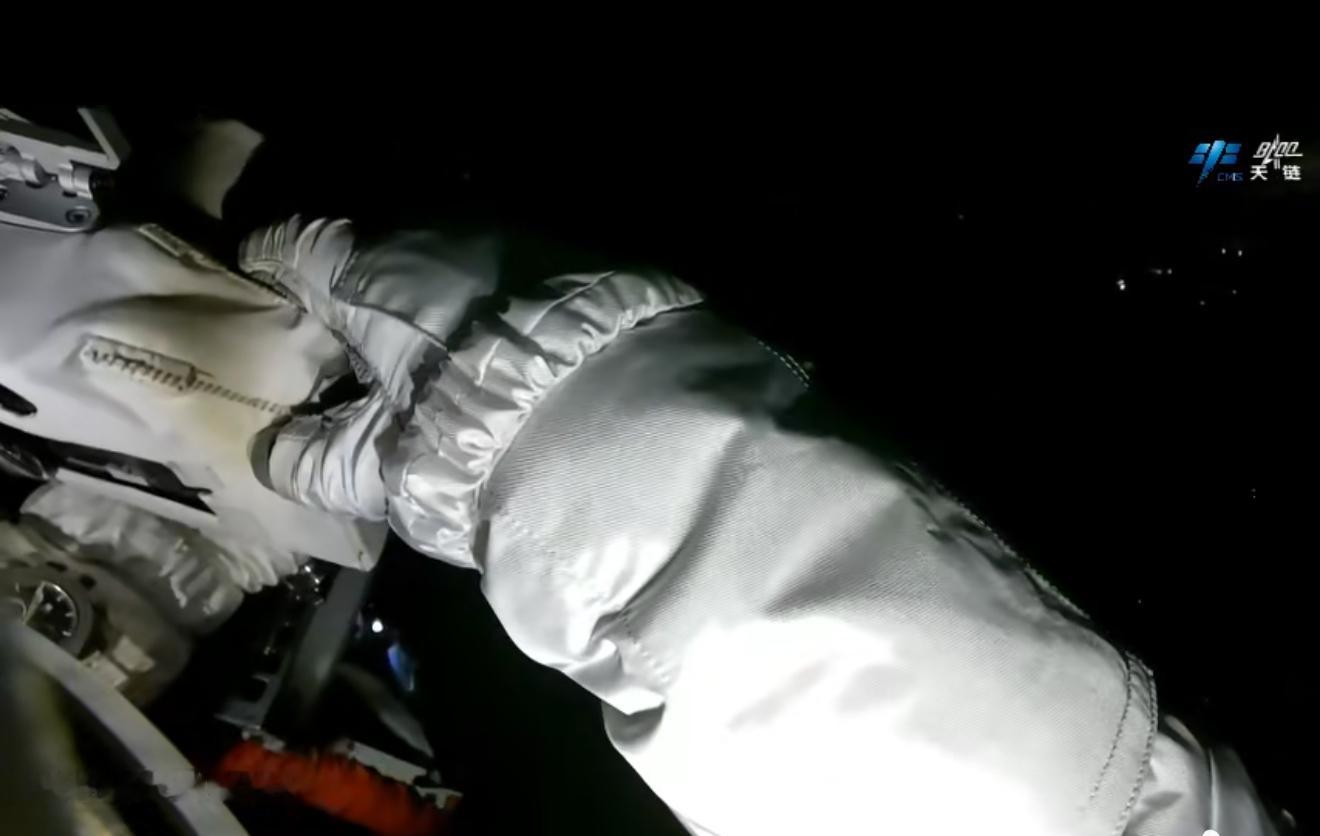航天 内容一，DE 的舱外服的头盔摄像机（升级版），可以拍到浩瀚星空中的点点璀璨