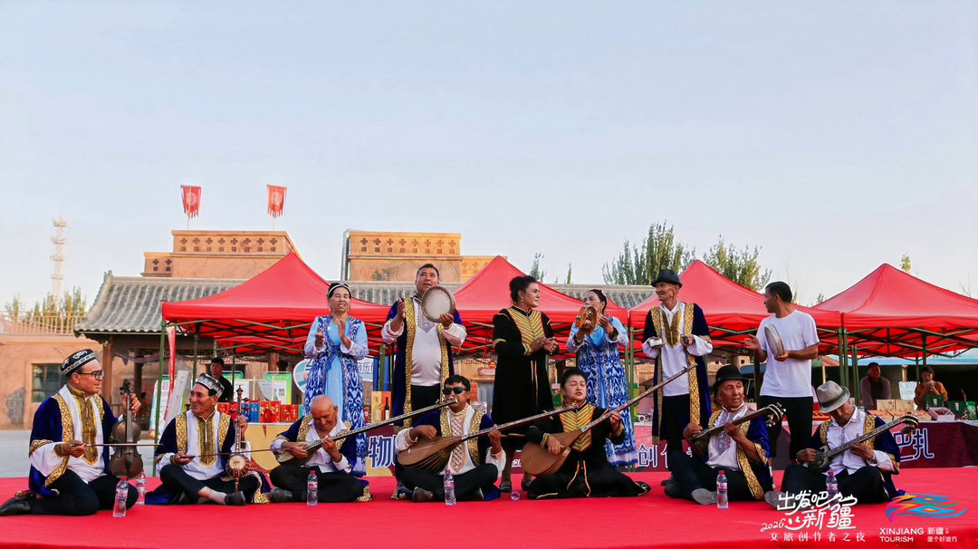 在阿克陶被美景硬控一整天 慕士塔格峰真的自带肃穆温柔感，层层积雪铺满山体，时不时