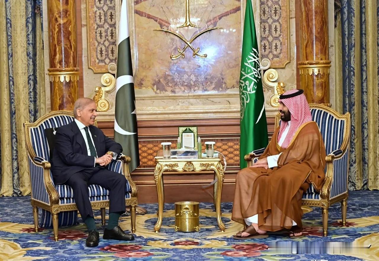 巴基斯坦总理夏巴兹·谢里夫4月16日发文说：“今日，我在吉达有幸且荣幸地会见了我