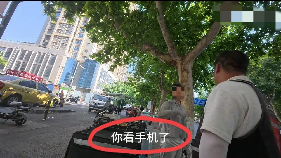 西安。跑腿小哥正常行驶，因避让路人急刹，遭后方女子电动车追尾……
小哥见没多大事