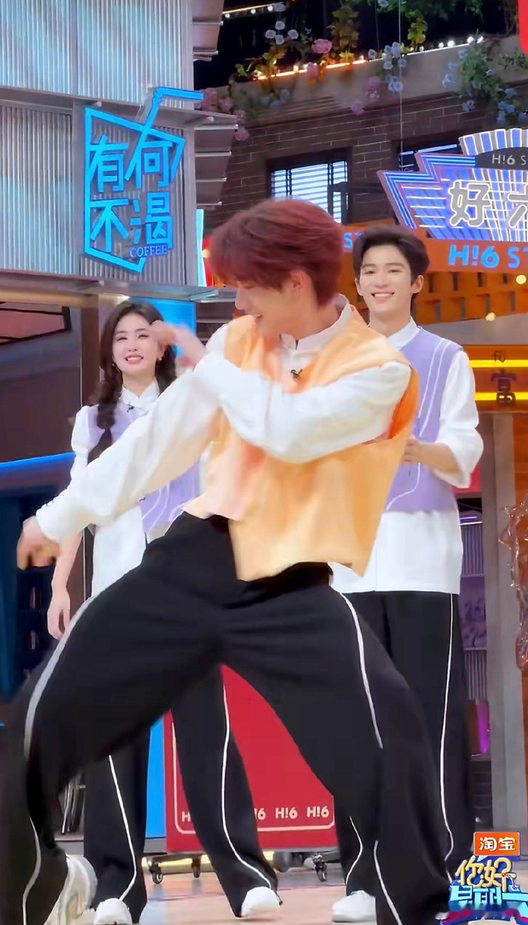 丁程鑫cha了Low 好六街舞台被丁程鑫点燃！亮黄运动服适配度满分，《Low》舞