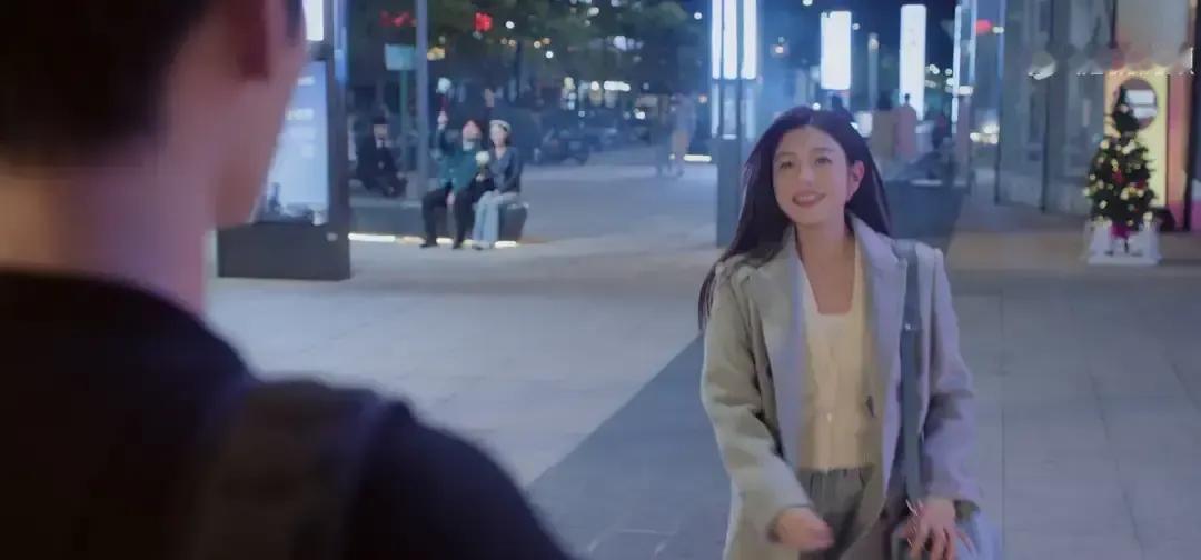 最危险的告白，根本不用“我爱你”。

他走神那3秒，潜意识已经替他招供了。

心