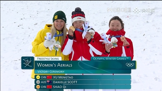 徐梦桃冠军时刻不止赛场 为徐梦桃加油 徐梦桃完美一跳112.90分夺得金牌！成功