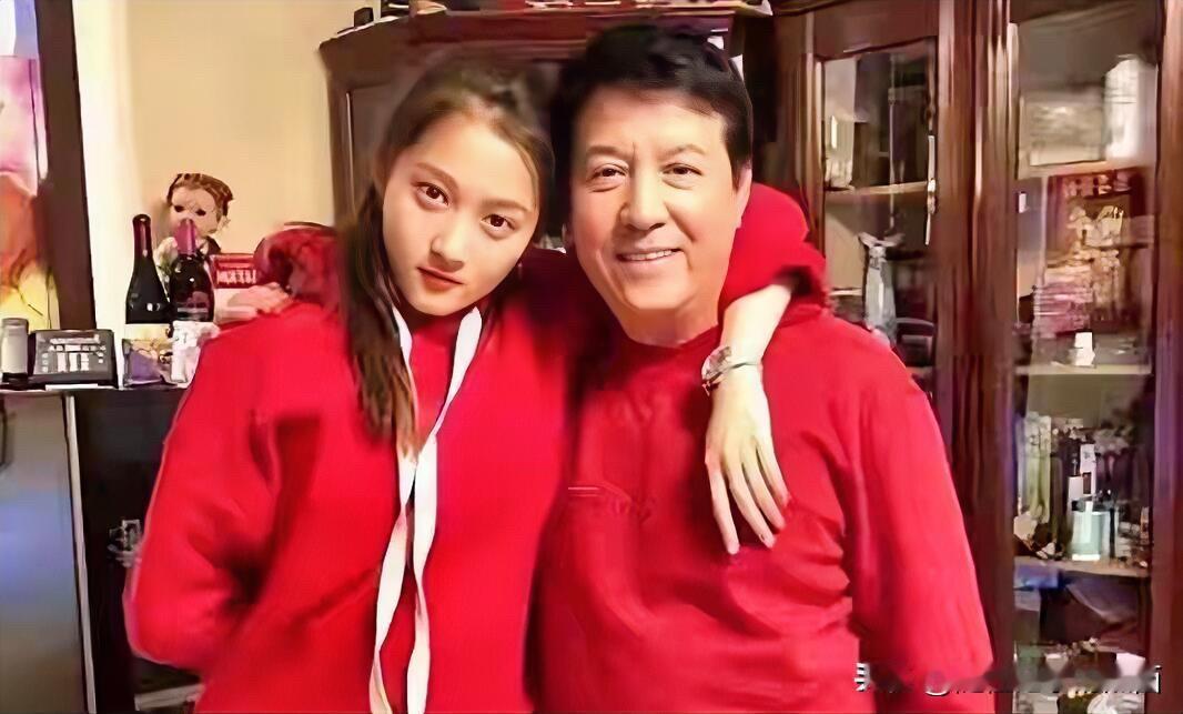 原来关晓彤的爸爸是他，难怪看着那么的眼熟啊。她的父亲关少曾也是一名老演员，在影视