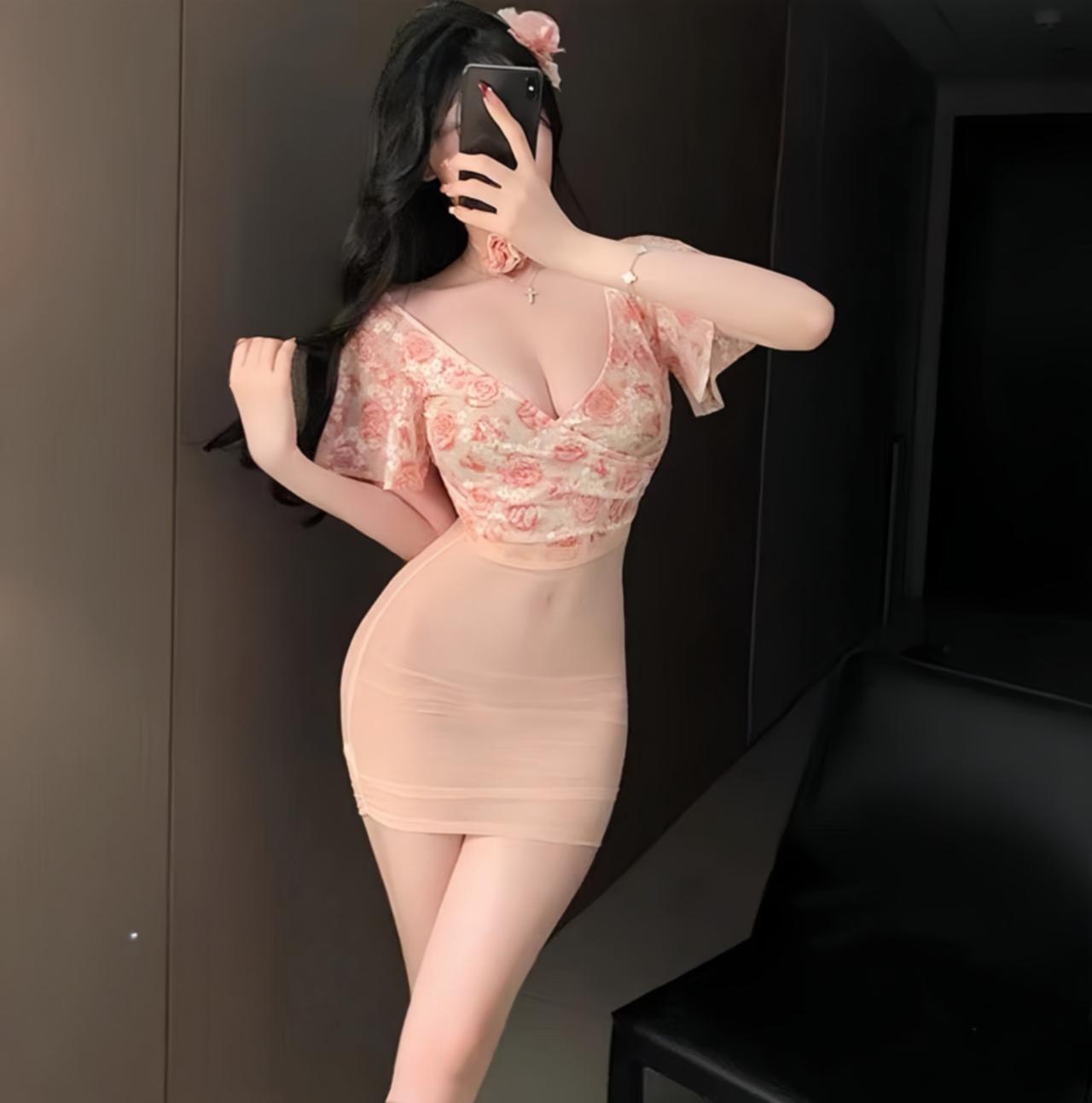 美女穿搭͏ 玫粉色长裙穿搭这款粉色玫瑰印花露背连衣裙，以性感剪裁与柔美花色结合，