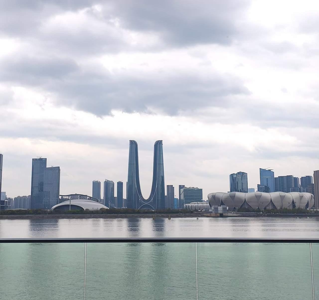 杭州城市阳台两面的建景色宜人，可以说杭州的这些建筑每一座都是让人觉得漂亮啊！大莲