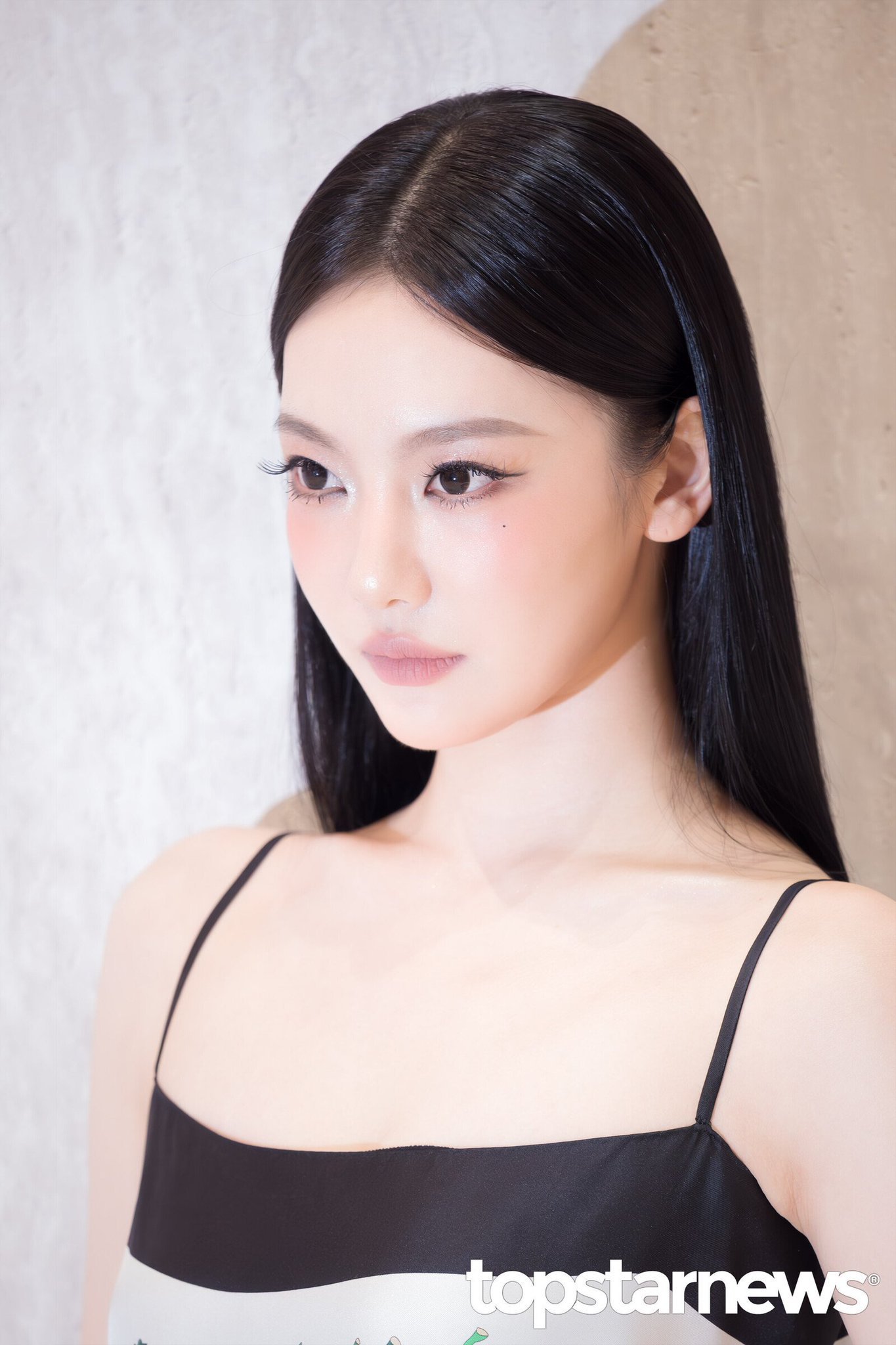 宁艺卓 x GUCCI担任江南店线下活动预热的主面孔Ningning，以一袭Gu