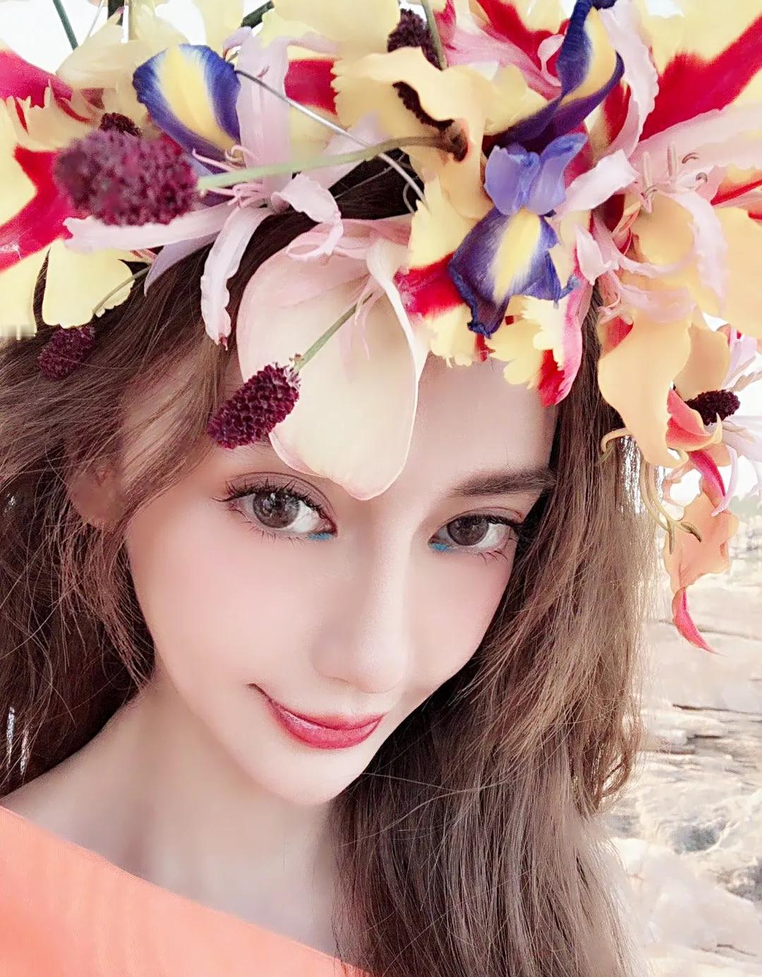刚刚，@angelababy 与儿子@小黄 祝大家节日快乐[比心]