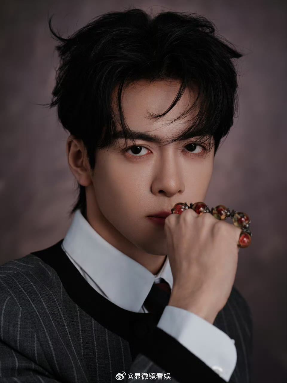 曾舜晞追剧团带着十二念佛珠 今日参加月鳞绮纪 追剧团活动还带上了法器佛珠！剧中武