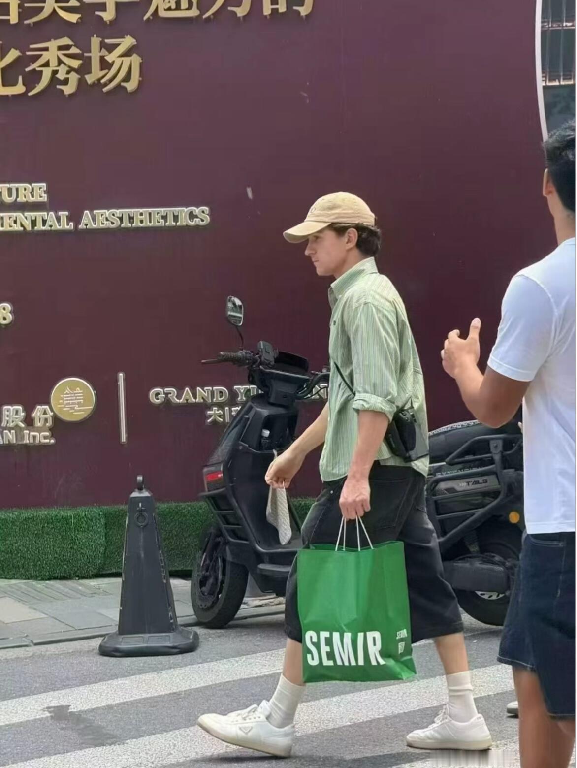 荷兰弟在上海热到买短裤，森马购物袋让他提了一路，真是国际广告位从天而降蜘蛛侠:崭
