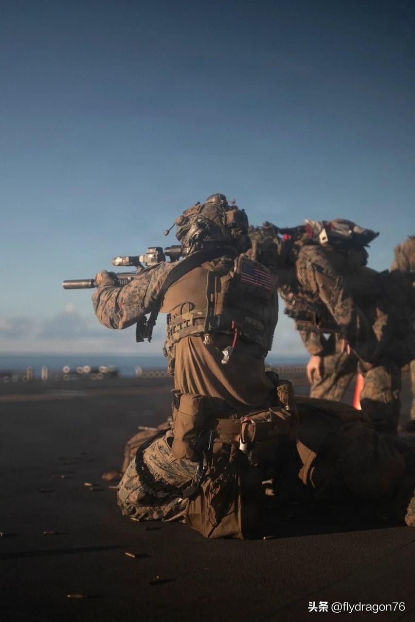 🇺🇸美国海军陆战队第31远征部队的陆战队员在“的黎波里”号驱逐舰上进行实弹射