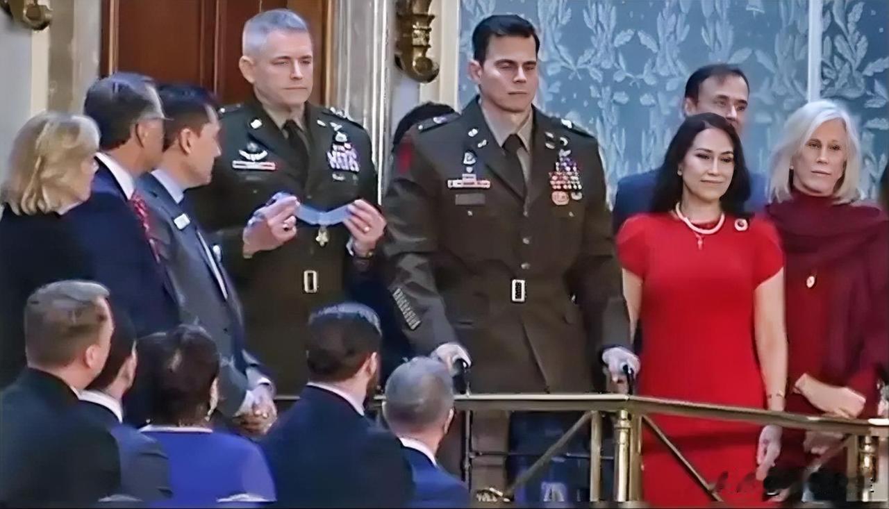 特朗普授予了美国陆军直升机飞行员埃里克·斯洛弗国会荣誉勋章，以表彰他在绑架委内瑞