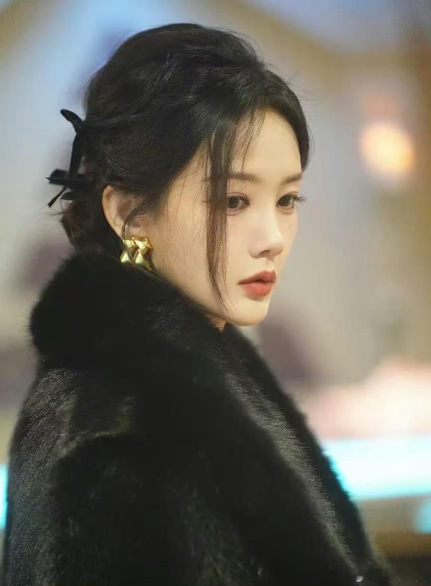 李一桐冷脸绝杀 李一桐冷脸绝杀!不走寻常路的性感，清冷眼神勾人心弦。一颦一笑尽显