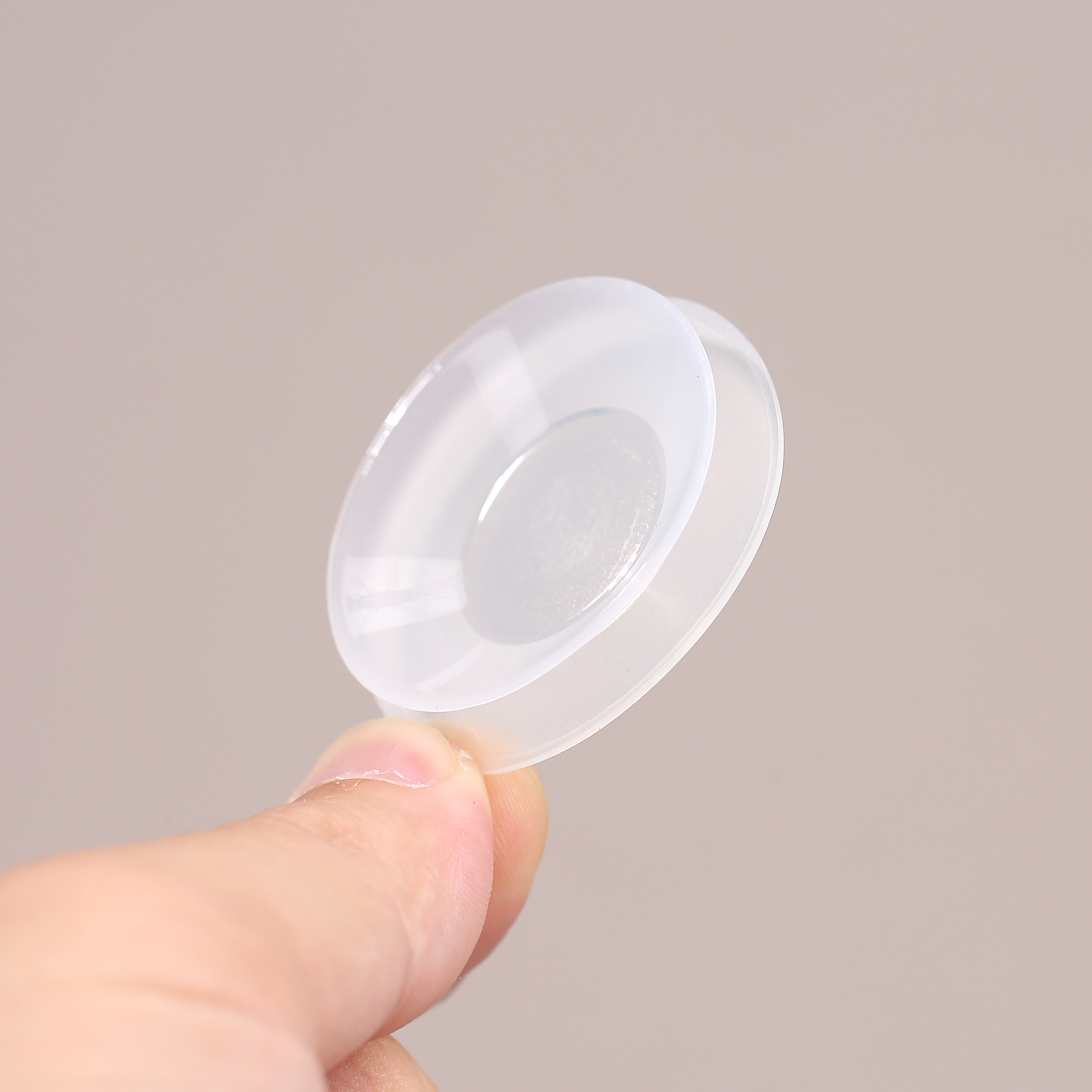 小小吸盘加上去后，吸力那是更加得劲了MagSafe 磁力持续给吸盘提供真空负压状