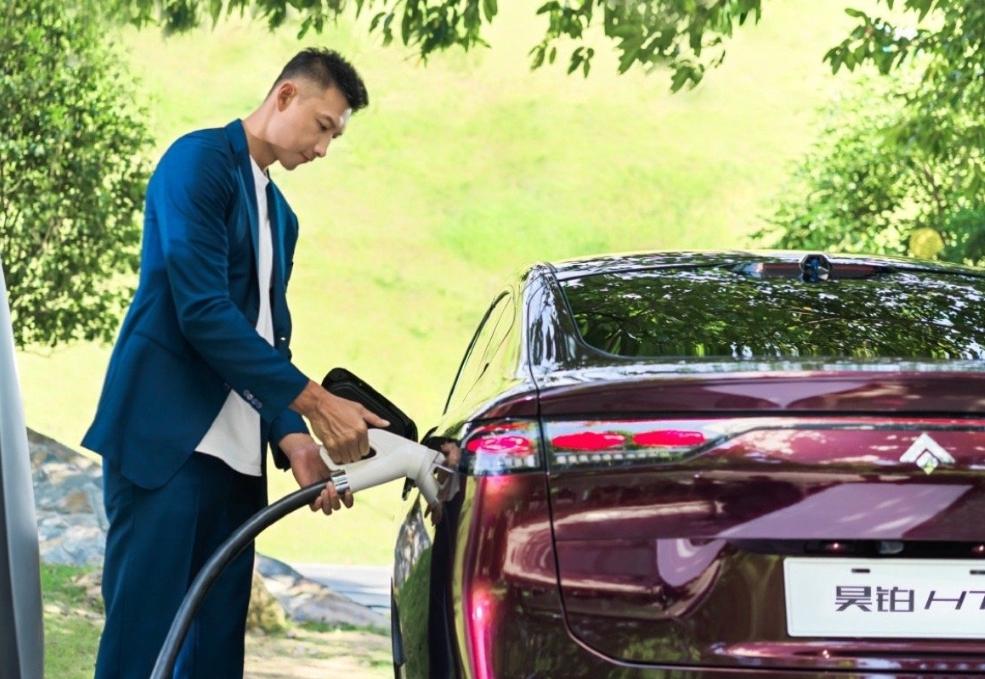 代言被下架，易建联连锁反应。最近，易姓篮球明星深陷负面舆论，目前有说是AI的，有