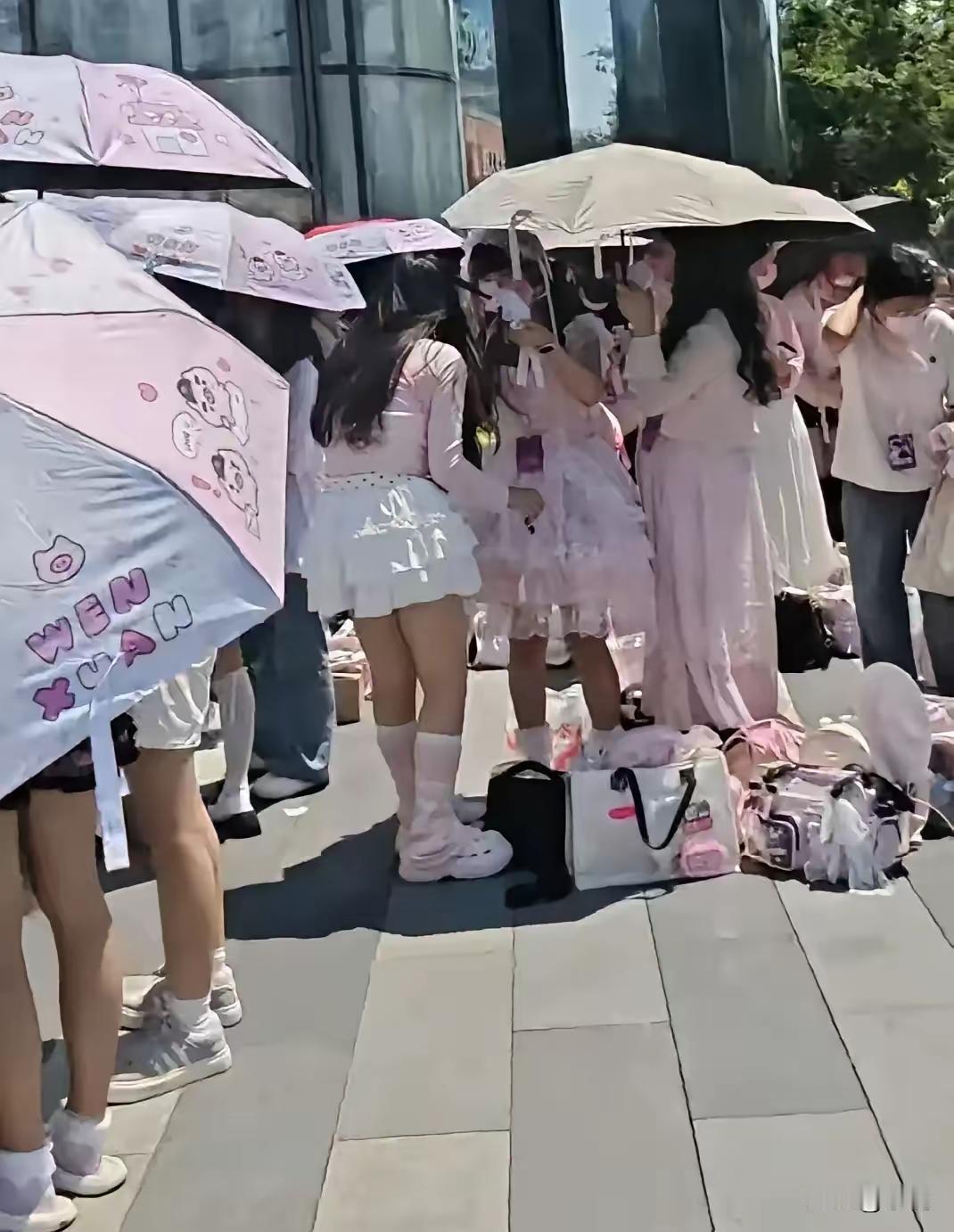 七个长着一样脸的小男孩撬动亿万少女的心

上海这第一场演唱会，2000多名家长在