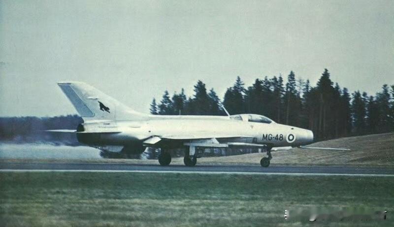 [呲牙] 芬兰的米格-21—— 1974 年 8 月，芬兰，里萨拉空军基地。芬兰