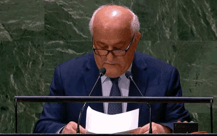 在联合国的讲台上，巴勒斯坦的代表，带着强烈的激动，无法控制自己的声音。他向世界抛