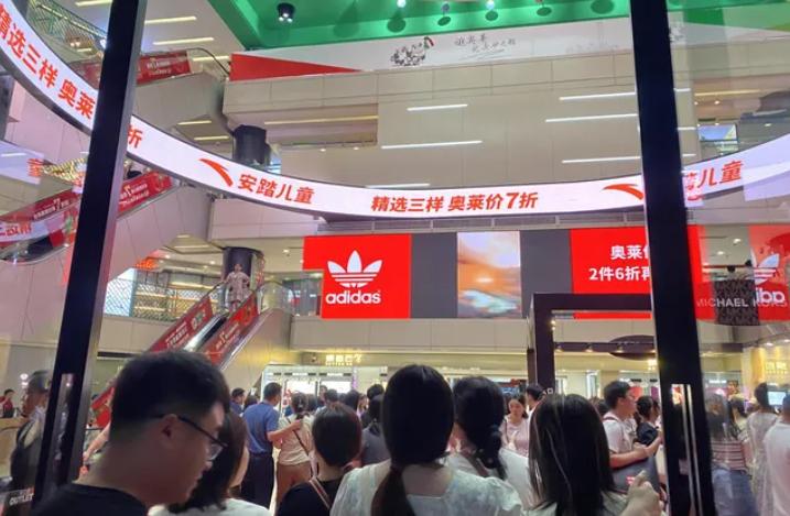 昨晚，和一位银行朋友聊天，他透露了一个令人诧异的消息。这届年轻人越来越清醒。 