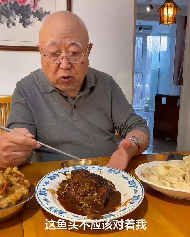 网上有一段家庭聚餐的视频被人们所关注。鱼端上来之后，小辈们根据一般的餐桌礼仪把鱼