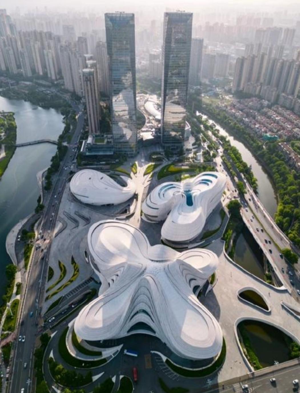 全国造型最奇特十大建筑
 
1. 央视总部大楼（北京｜大裤衩）
设计：OMA雷姆