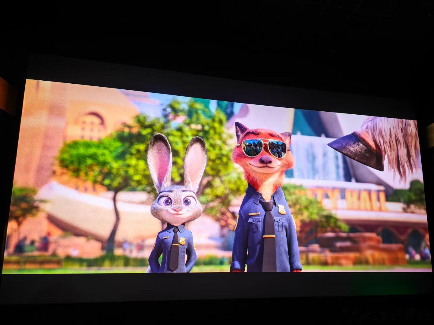 疯狂动物城 邦邦硬DQ冰激凌带着小孩看疯狂动物城2不过冰淇淋与我们无缘，一个咽炎