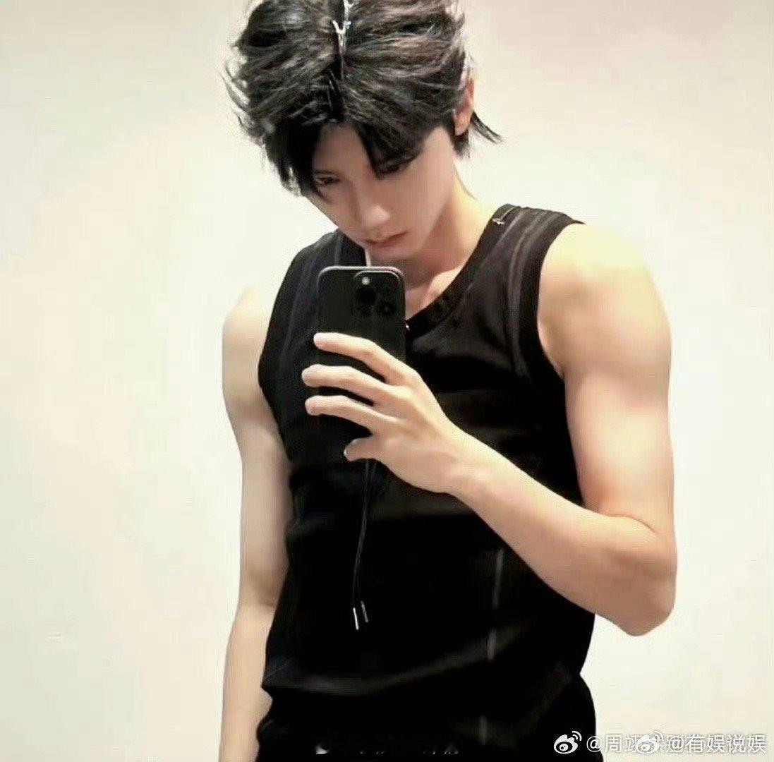 周翊然上一秒baby下一秒daddy天使面容与魔鬼身材的终极结合！白T少年清爽如