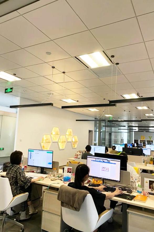 上班以后一定要知道的7件事：

1、不要随便跟前同事联系，除非你们关系很“铁”。