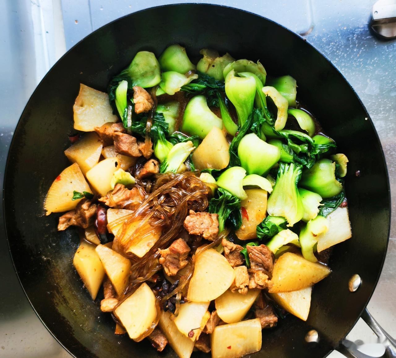 今天今日老俩口的午餐：一锅煮菜，主食是白米饭。

今天上午散步回来，本来准备做