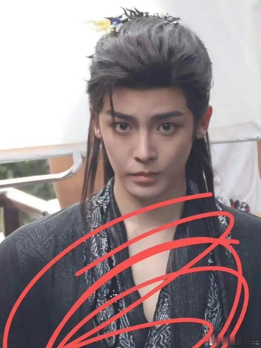 侯明昊和卢昱晓这身材反差好严重 ​​​