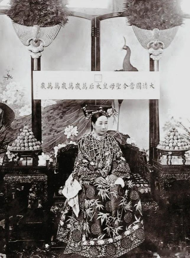 慈禧簪花披珠戴戒指侧面坐照虽然这张是黑白照，但是能看出当时慈禧太后打扮的精致和华