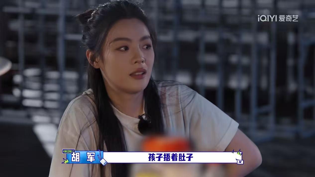胡军和李乃文在《大哥小助理》里面真的是把陈丽君当女儿对待了啊！

原本他们两位大