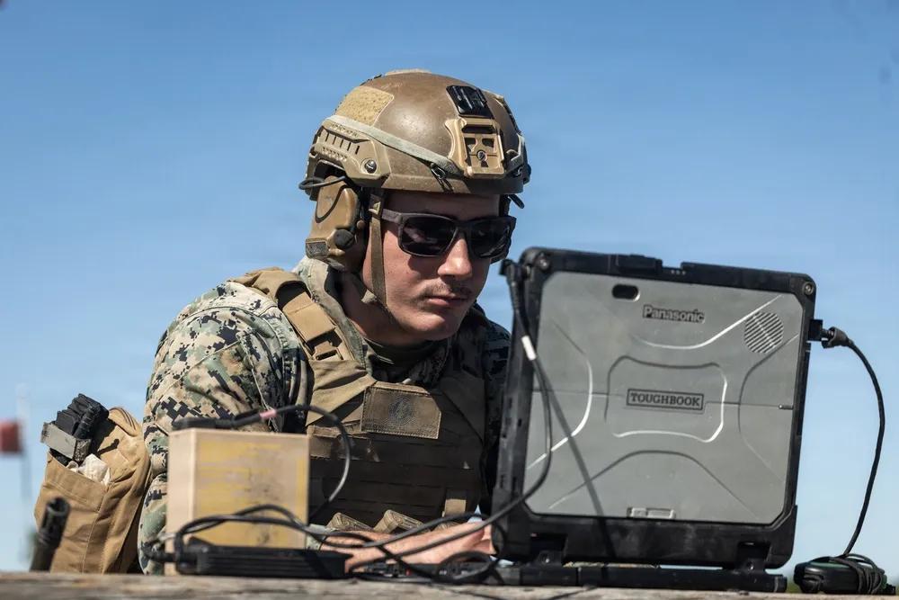 日本松下公司已经为美军制造军用特种笔记本电脑，它有防摔，防震，防尘等等功能。
2