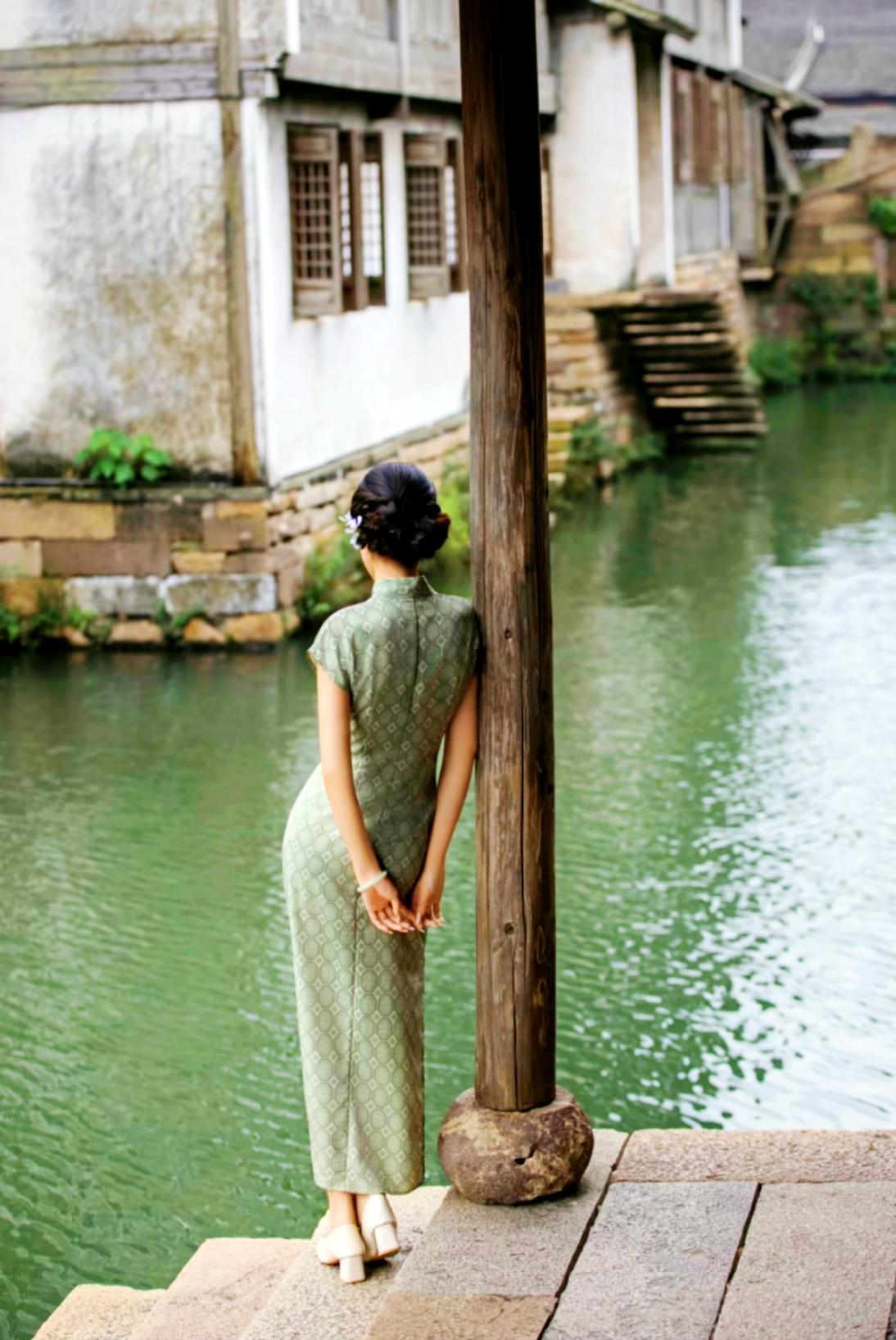 女人容易堕落的五种原因：
女人原本都善良纯洁，可一旦陷入以下五种境况，就容易走向