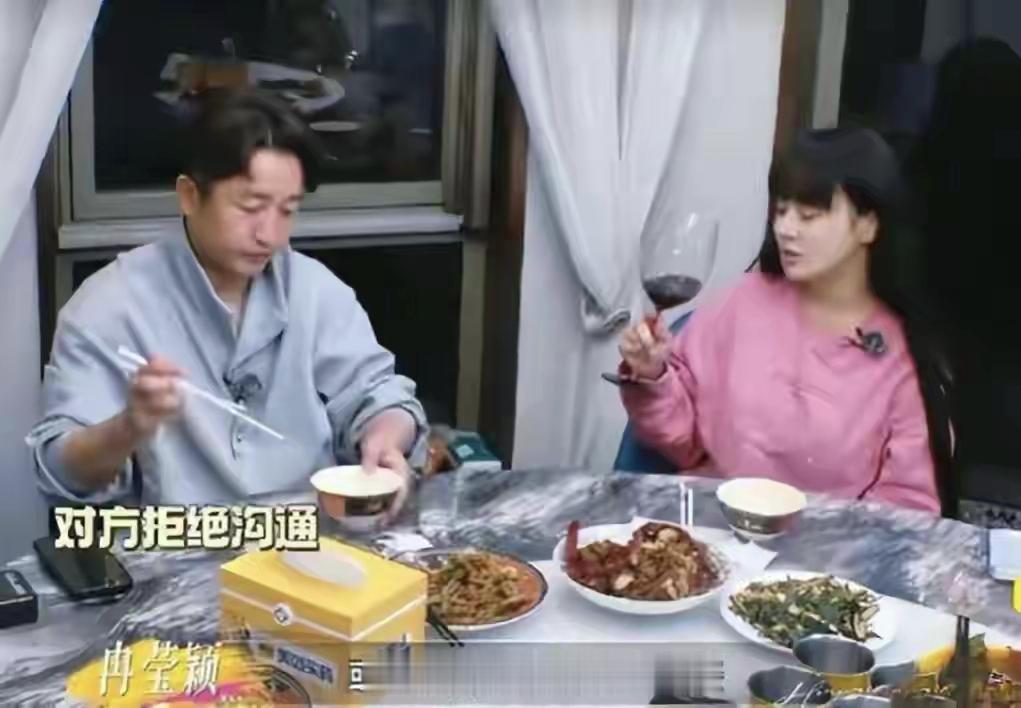 冉莹颖太不懂给老公面子了，邹市明给她开门，是服务她，照顾她，她竟然对着镜头说邹市