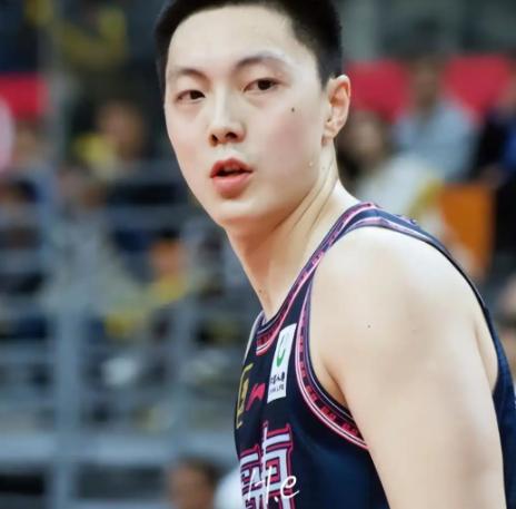 镜头怼在郭士强脸上的那一刻，我终于看懂了他沉默下的决绝。那位领着600万顶薪的前