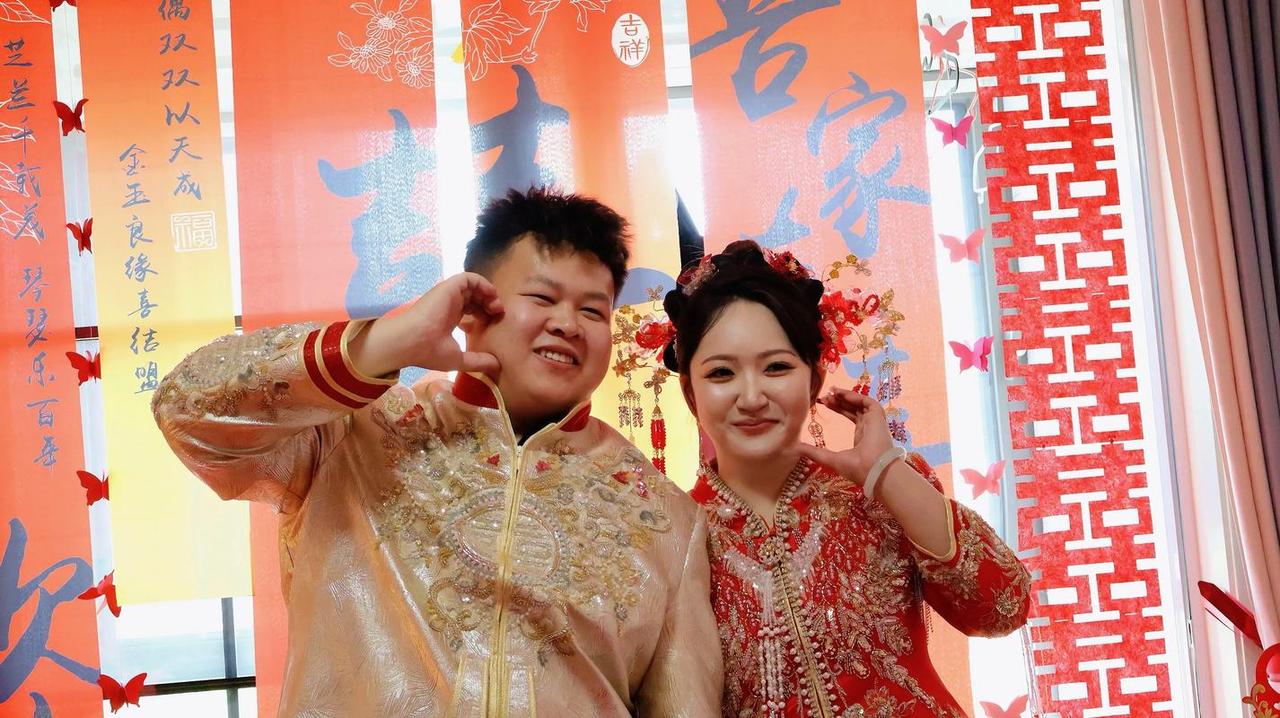 没彩礼，没司仪，没伴郎伴娘，湖南岳阳这对新人把婚礼办成了家宴！

别人结婚背债，